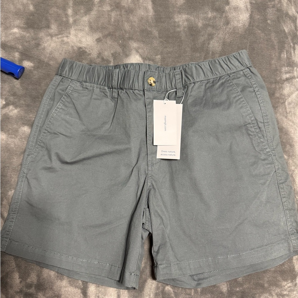 Maamgic size 32 short NWT